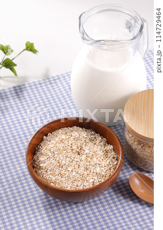 木の器に盛られたオートミール 木の器に盛られたオートミール 114729464