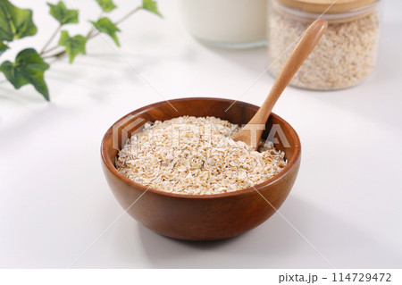 木の器に盛られたオートミール 114729472