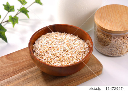 木の器に盛られたオートミール 木の器に盛られたオートミール 114729474