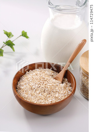 木の器に盛られたオートミール 木の器に盛られたオートミール 114729475