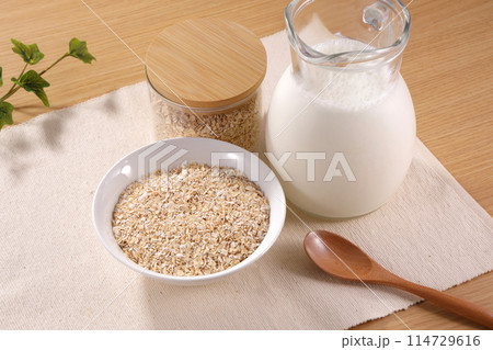 白い皿に盛られたオートミール 114729616