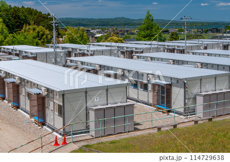 立ち並ぶ仮設住宅 114729638