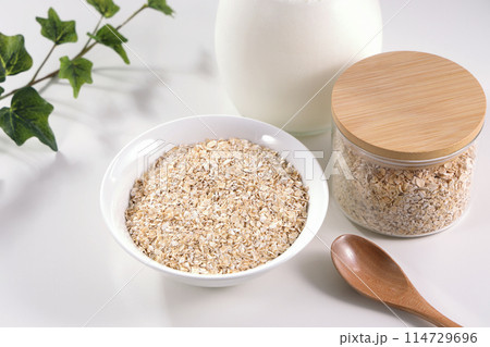 白い皿に盛られたオートミール 白い皿に盛られたオートミール 114729696