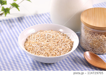 白い皿に盛られたオートミール 白い皿に盛られたオートミール 114729705