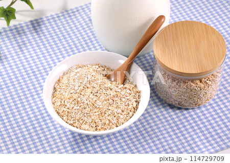 白い皿に盛られたオートミール 114729709