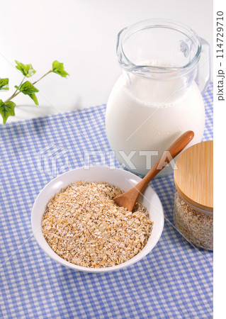 白い皿に盛られたオートミール 白い皿に盛られたオートミール 114729710