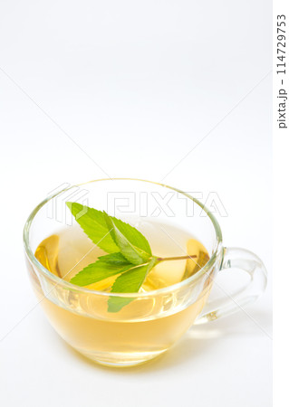 Glass transparent cup with tea and green mint leaf 114729753