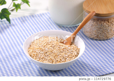 白い皿に盛られたオートミール 114729776