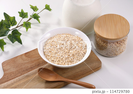 白い皿に盛られたオートミール 白い皿に盛られたオートミール 114729780
