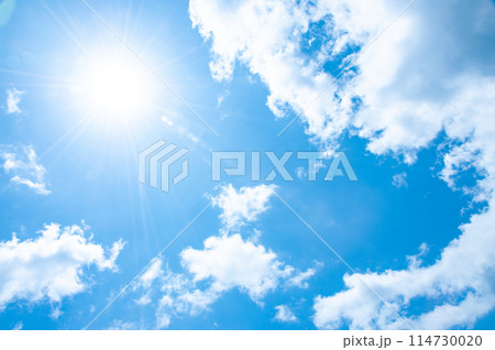 輝く太陽と白い雲と青空 輝く太陽と白い雲と青空 114730020