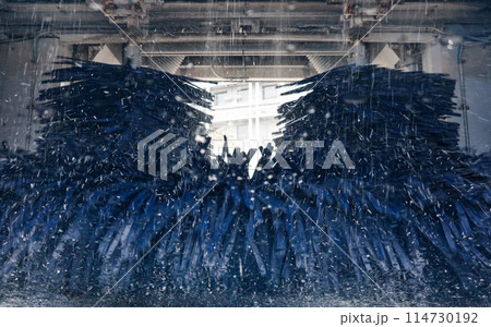 洗車中の回転ブラシ 114730192