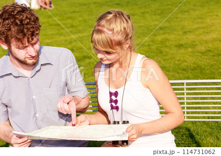 Tourist couple in city read map 114731062