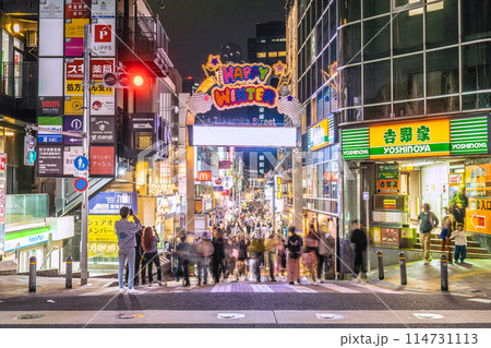 日本の東京都市景観 インバウンド…まるで外国…外国人観光客で大賑わいの原宿駅前＝3月31日 114731113