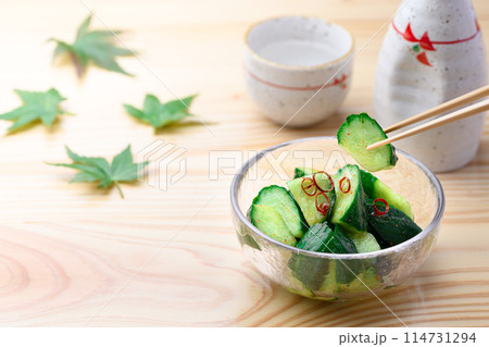 ピリ辛キュウリ 夏にぴったり ピリ辛 やみつききゅうり  ( 胡瓜の浅漬け ) 114731294