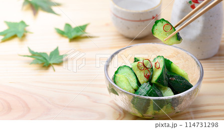 ピリ辛キュウリ 夏にぴったり ピリ辛 やみつききゅうり  ( 胡瓜の浅漬け ) 114731298