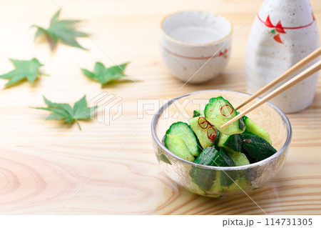 ピリ辛キュウリ 夏にぴったり ピリ辛 やみつききゅうり  ( 胡瓜の浅漬け ) 114731305