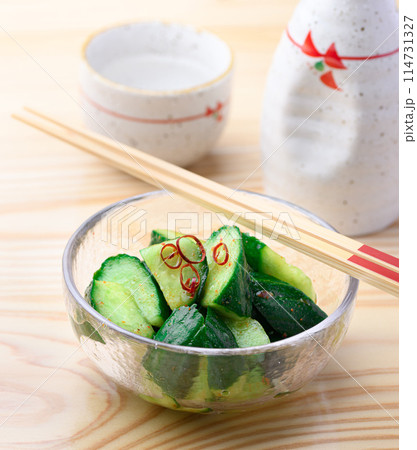 ピリ辛キュウリ 夏にぴったり ピリ辛 やみつききゅうり  ( 胡瓜の浅漬け ) 114731327