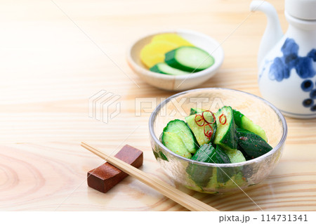 ピリ辛キュウリ 夏にぴったり ピリ辛 やみつききゅうり  ( 胡瓜の浅漬け ) 114731341