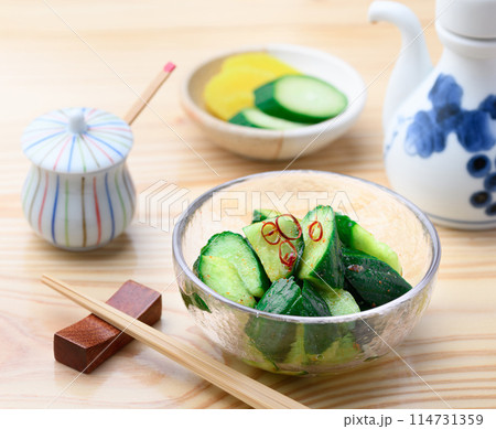 ピリ辛キュウリ 夏にぴったり ピリ辛 やみつききゅうり ( 胡瓜の浅漬け ) ピリ辛キュウリ 夏にぴったり ピリ辛 やみつききゅうり ( 胡瓜の浅漬け ) 114731359