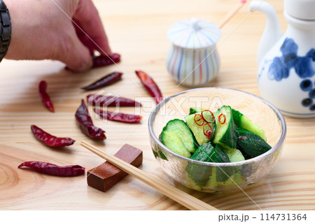 ピリ辛キュウリ 夏にぴったり ピリ辛 やみつききゅうり  ( 胡瓜の浅漬け ) 114731364