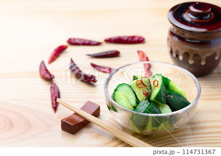 ピリ辛キュウリ 夏にぴったり ピリ辛 やみつききゅうり  ( 胡瓜の浅漬け ) 114731367