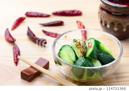 ピリ辛キュウリ 夏にぴったり ピリ辛 やみつききゅうり ( 胡瓜の浅漬け ) ピリ辛キュウリ 夏にぴったり ピリ辛 やみつききゅうり ( 胡瓜の浅漬け ) 114731368