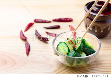 ピリ辛キュウリ 夏にぴったり ピリ辛 やみつききゅうり  ( 胡瓜の浅漬け ) 114731371