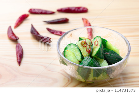 ピリ辛キュウリ 夏にぴったり ピリ辛 やみつききゅうり  ( 胡瓜の浅漬け ) 114731375