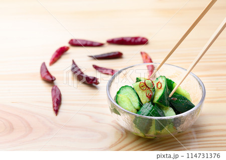 ピリ辛キュウリ 夏にぴったり ピリ辛 やみつききゅうり  ( 胡瓜の浅漬け ) 114731376