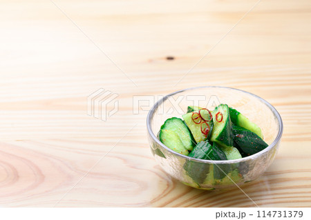 ピリ辛キュウリ 夏にぴったり ピリ辛 やみつききゅうり  ( 胡瓜の浅漬け ) 114731379