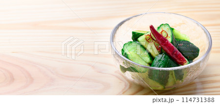 ピリ辛キュウリ 夏にぴったり ピリ辛 やみつききゅうり  ( 胡瓜の浅漬け ) 114731388