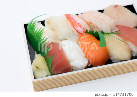 寿司、すし、生寿司、握り、握り寿司、生物、魚、生鮮、スーパー、和食、日本食、日本、ネタ、酢飯、食事 114731706