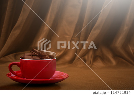 Chocolate pieces on chocolate drink in the cup 114731934