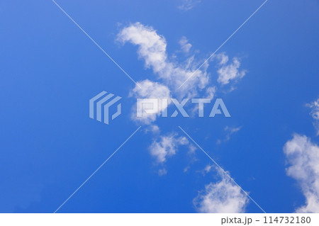 雲のある青空 (背景素材） 114732180