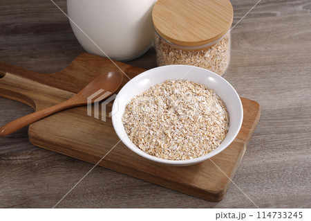 白い皿に盛られたオートミール 114733245