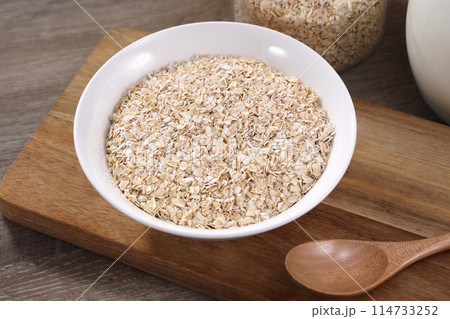 白い皿に盛られたオートミール 114733252