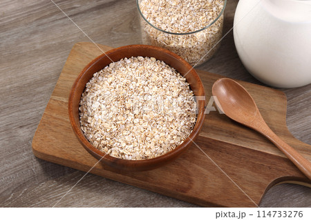 木の器に盛られたオートミール 木の器に盛られたオートミール 114733276