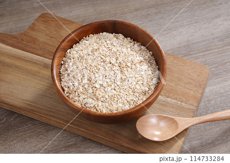 木の器に盛られたオートミール 114733284