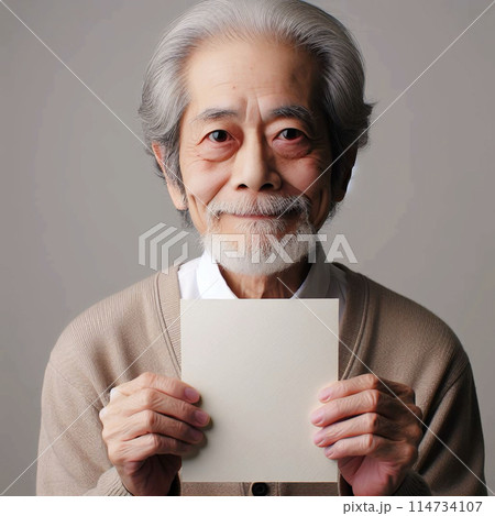 無地の紙を持つ日本のお爺さん-C 無地の紙を持つ日本のお爺さん-C 114734107