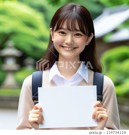 無地の紙を持つ日本の若い女性-F 114734119