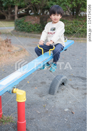 シーソーで遊ぶ男の子 シーソーで遊ぶ男の子 114734166