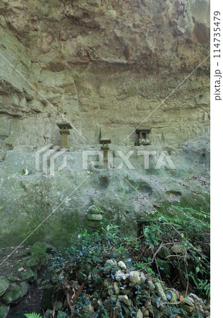 熊野磨崖仏からさらに上の熊野神社、社殿に向かって右側の崖 熊野磨崖仏からさらに上の熊野神社、社殿に向かって右側の崖 114735479