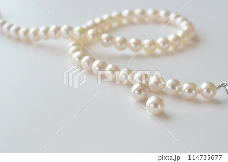 白い背景のパールのネックレスとピアス 114735677