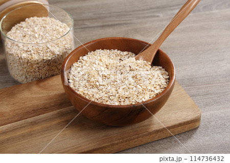 木の器に盛られたオートミール 114736432