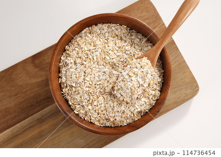 木の器に盛られたオートミール 114736454