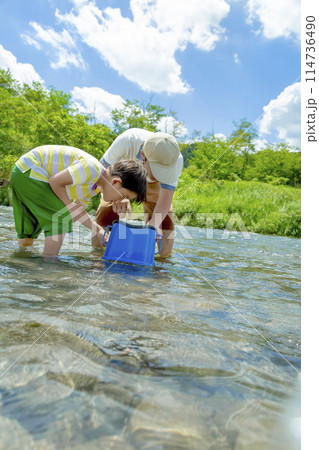 水中のぞきメガネで川遊びをする父親と息子 水中のぞきメガネで川遊びをする父親と息子 114736490