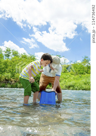 水中のぞきメガネで川遊びをする父親と息子 114736492
