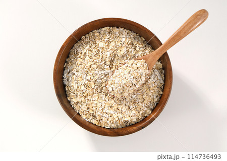 木の器に盛られたオートミール 木の器に盛られたオートミール 114736493