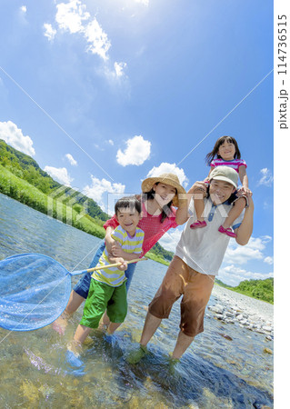 川遊びをする4人家族 114736515