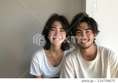 白いTシャツを着て微笑むz世代の男女のポートレート　AI生成画像 114736675